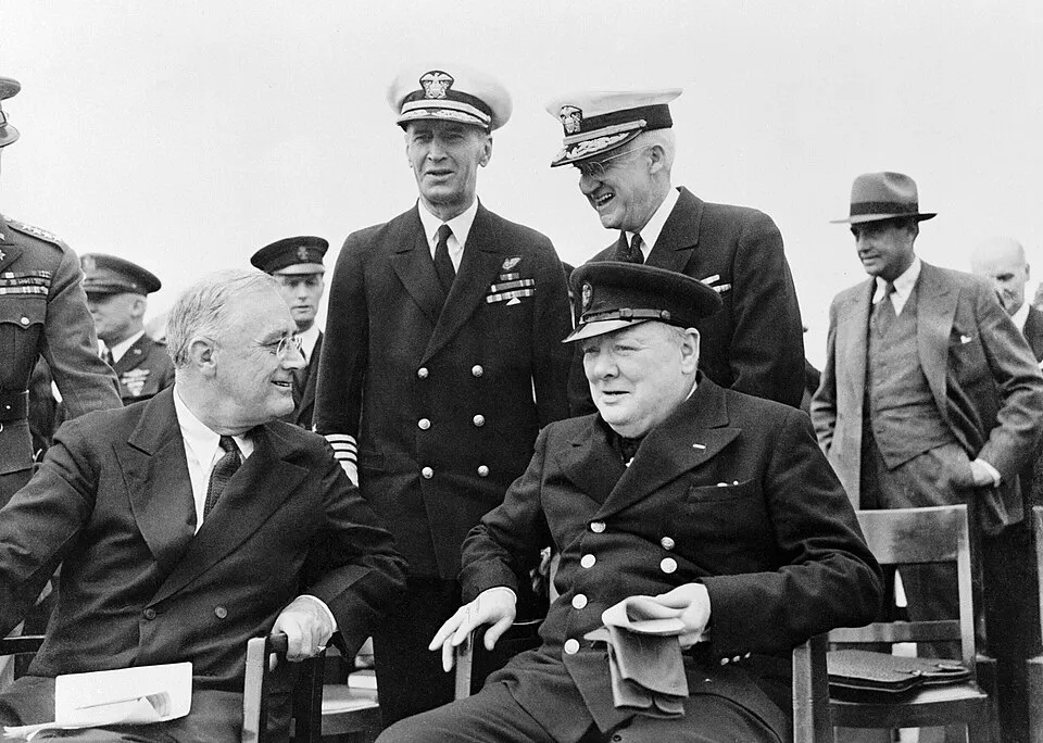 1941年8月，罗斯福与丘吉尔在HMS威尔士亲王号上会晤