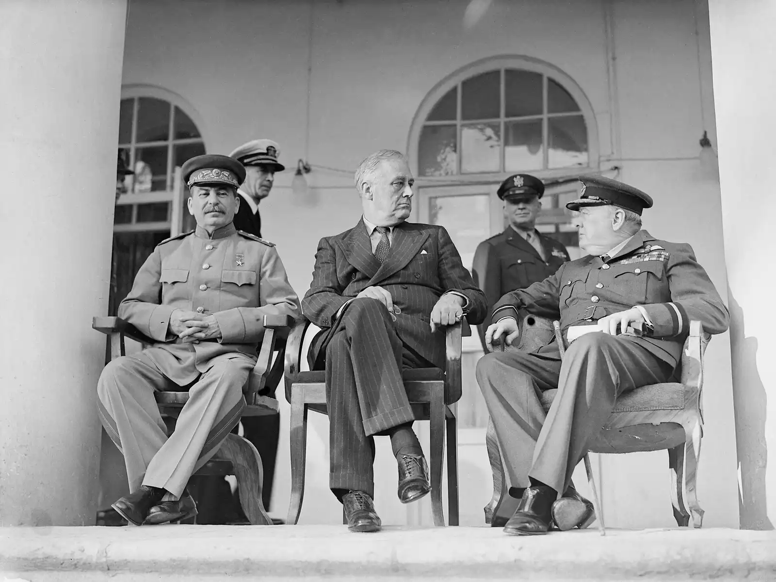 1943年德黑兰会议，斯大林、罗斯福、丘吉尔在苏联大使馆门廊合影