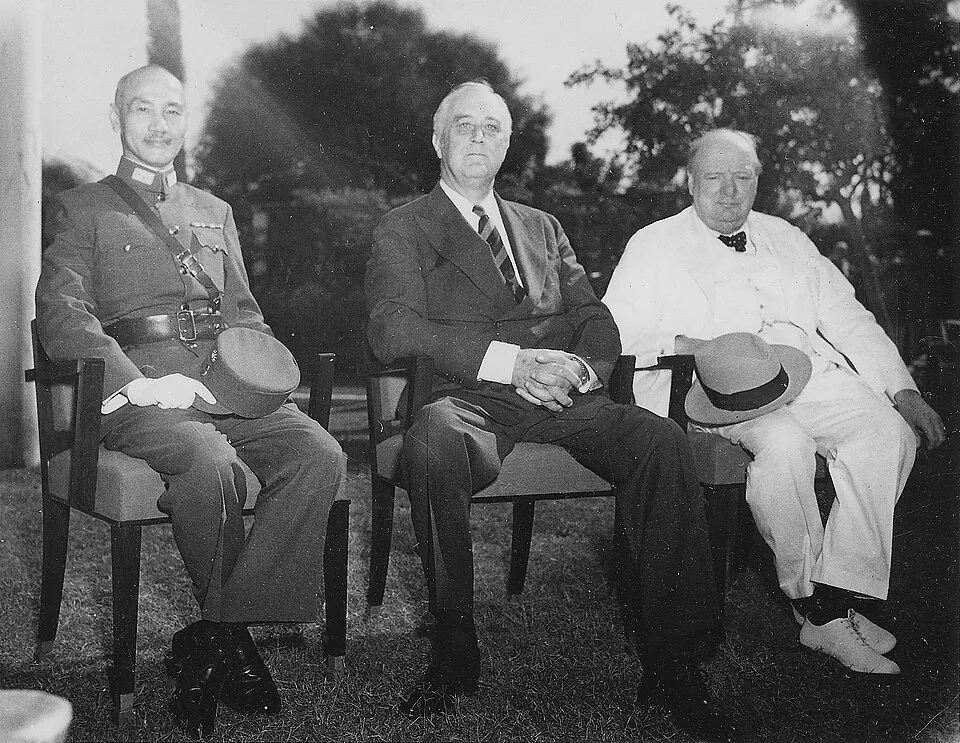 1943年开罗会议，蒋介石、罗斯福、丘吉尔三巨头合影