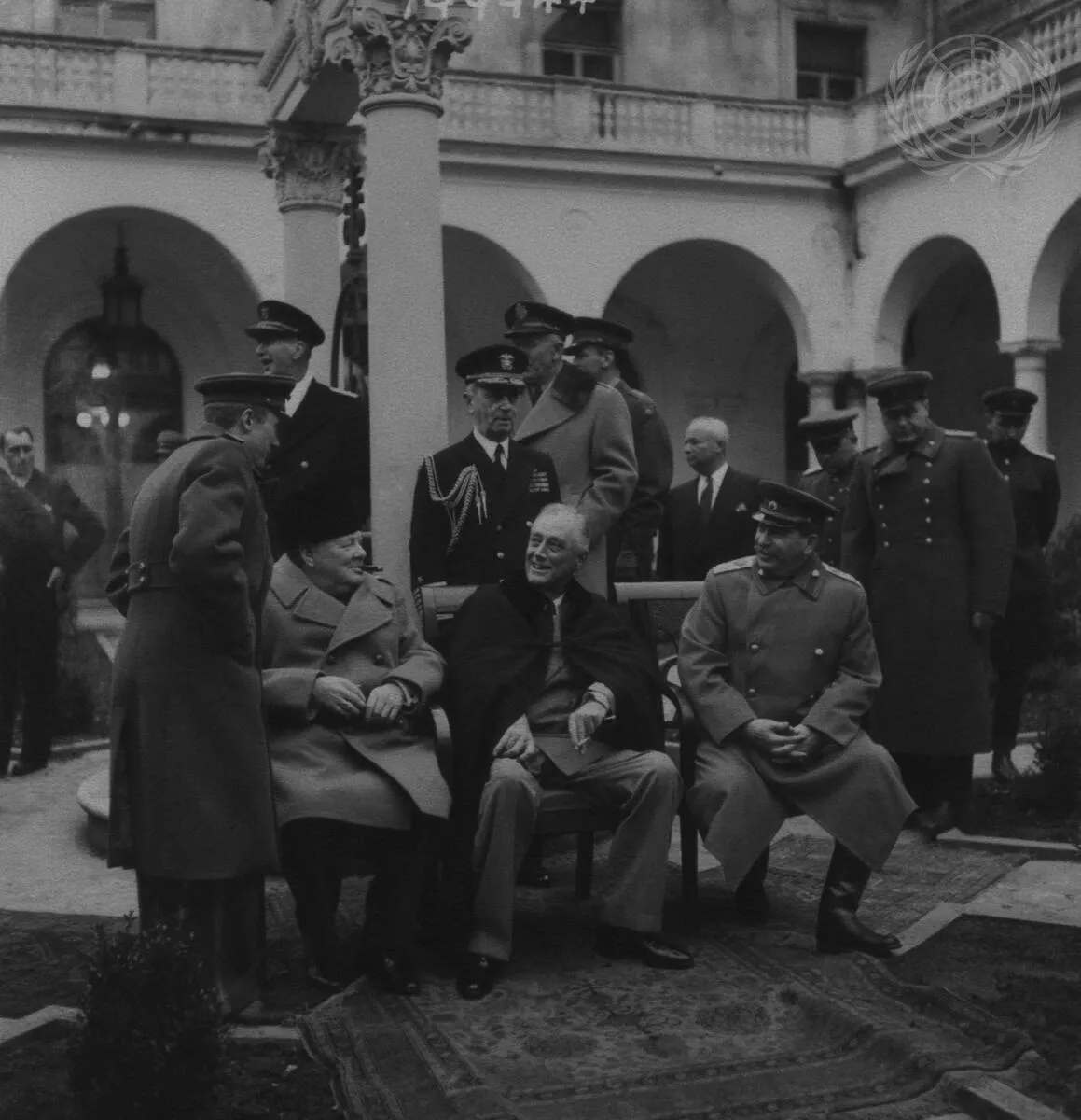 1945年雅尔塔会议，丘吉尔、罗斯福、斯大林在利瓦季亚宫庭院合影