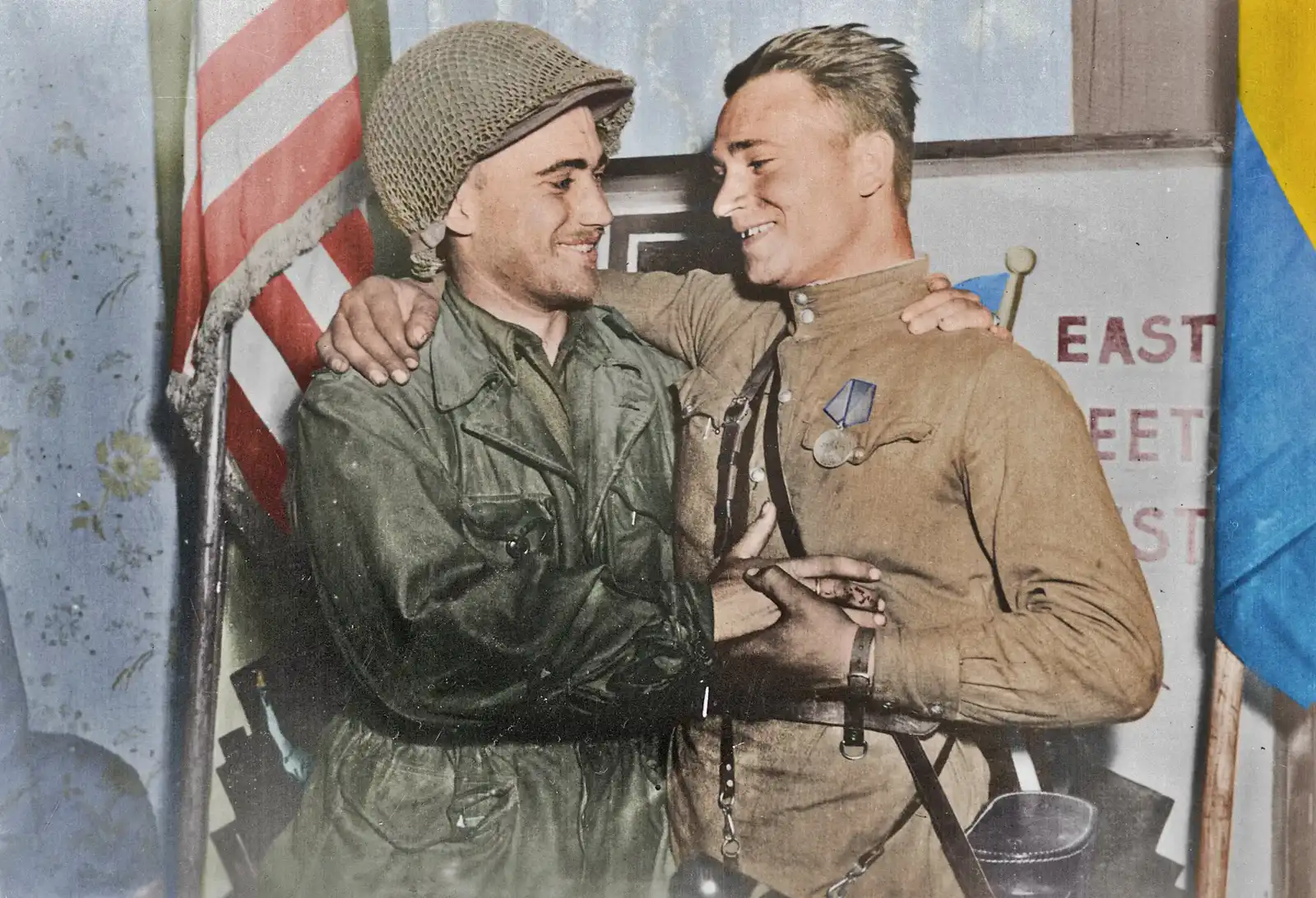 1945年4月25日易北河会师——美苏士兵在托尔高握手