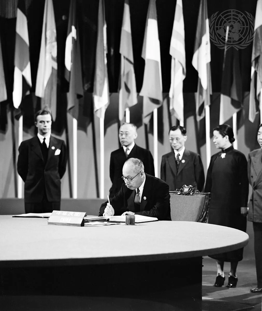 1945年6月26日，中国代表董必武在联合国宪章上签字